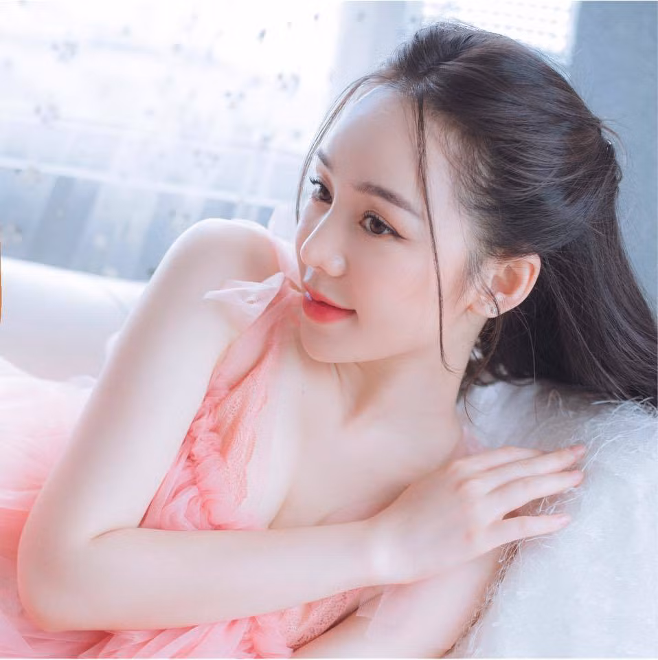 Quỳnh Kool đăng ảnh gợi cảm.