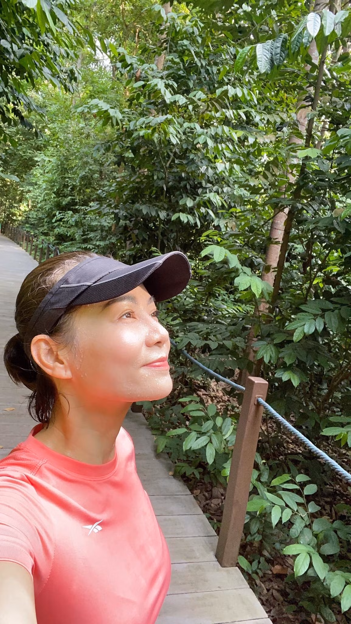 Thu Minh chạy bộ buổi sáng, không quên động viên mọi người.