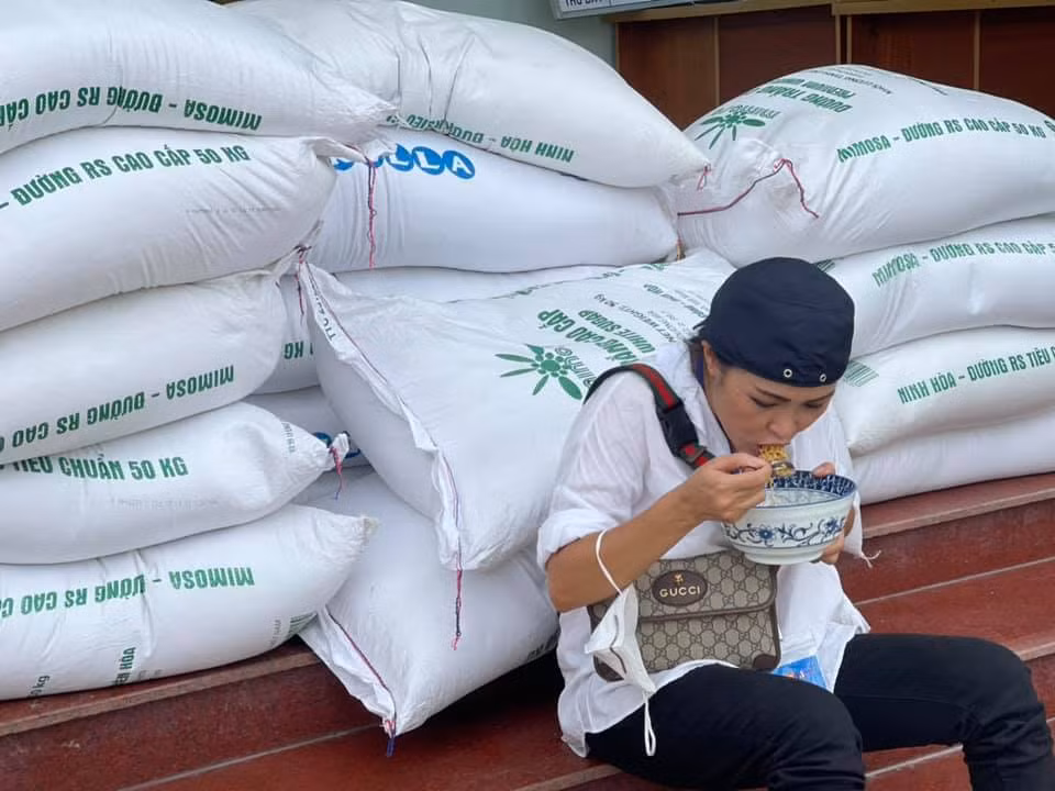 Phương Thanh viết: "Ăn toàn mì gói nhưng điều phối hàng rất nhanh".