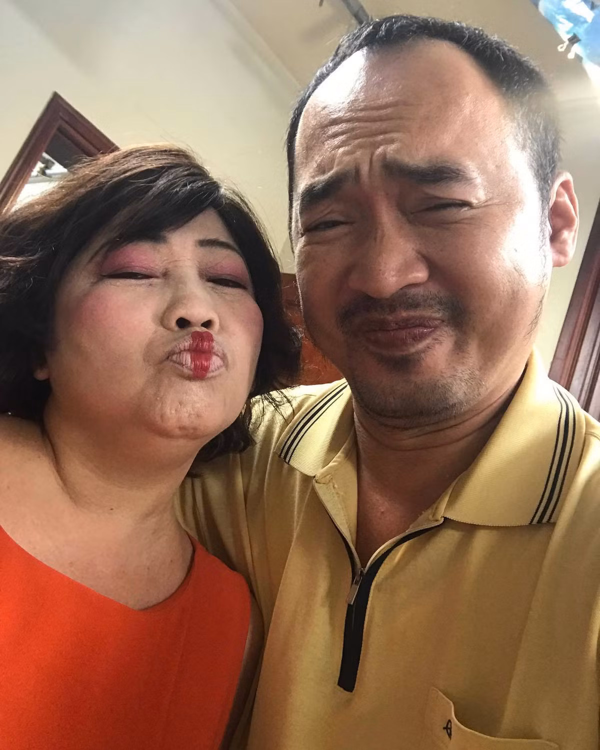 Tiến Luật và Phi Phụng chụp ảnh hài hước ở hậu trường phim.