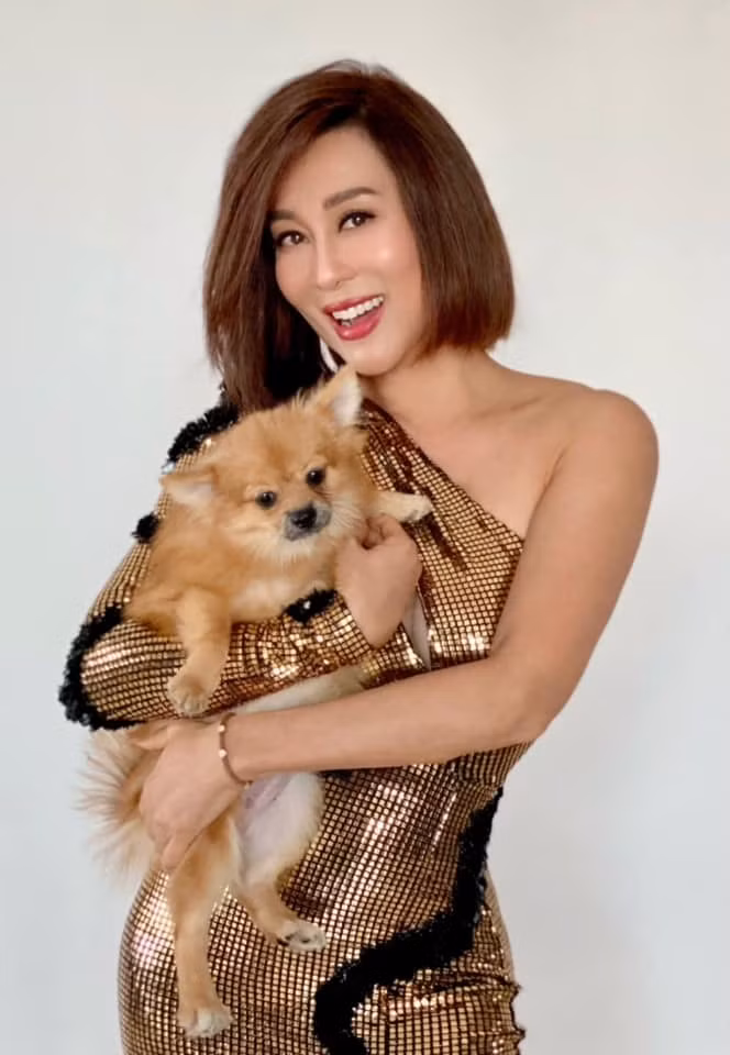 Không đi show, không ra đường, Kỳ Duyên ở nhà chơi với cún cưng.