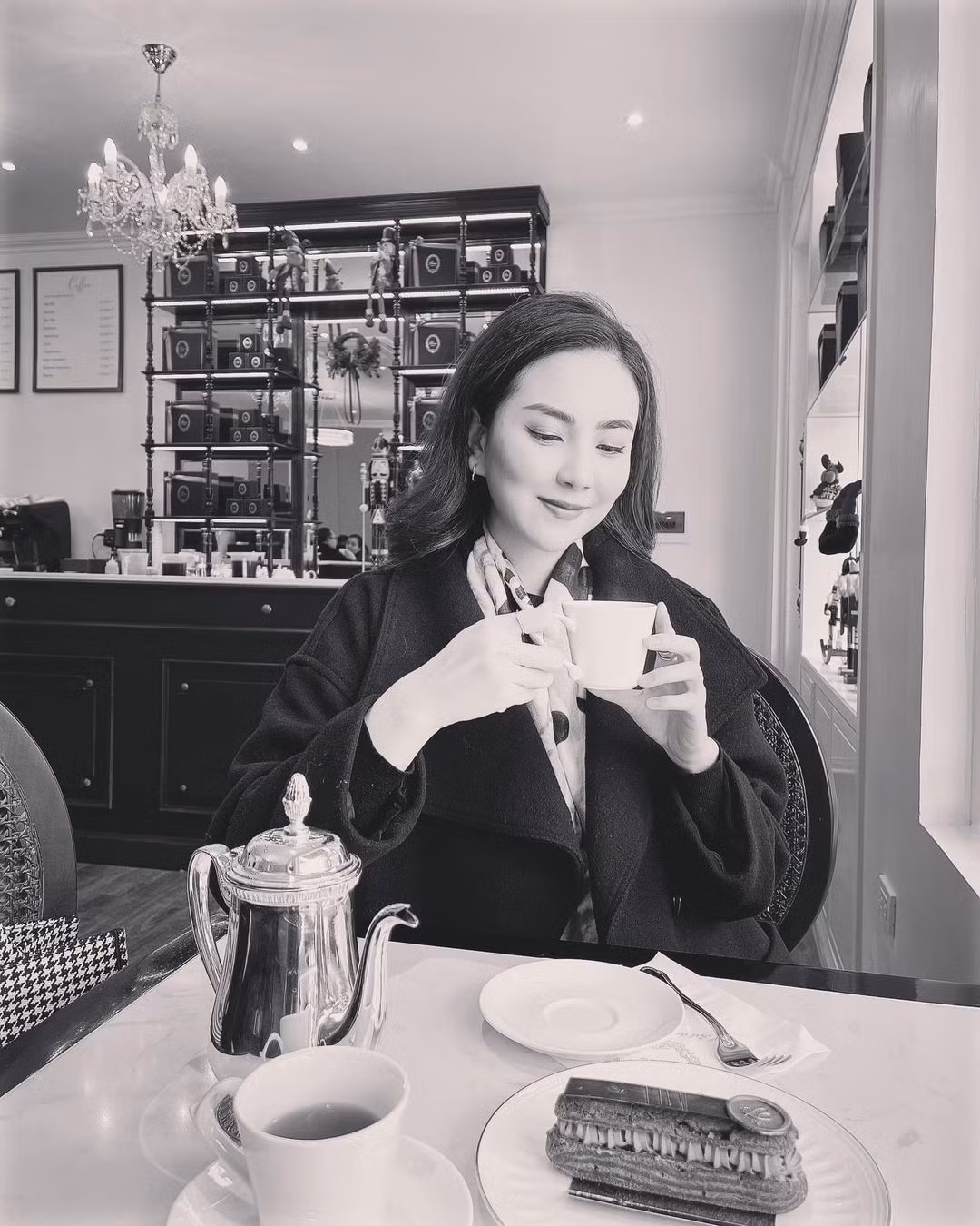 "Không cần vội em như Hà Nội", MC Mai Ngọc viết.