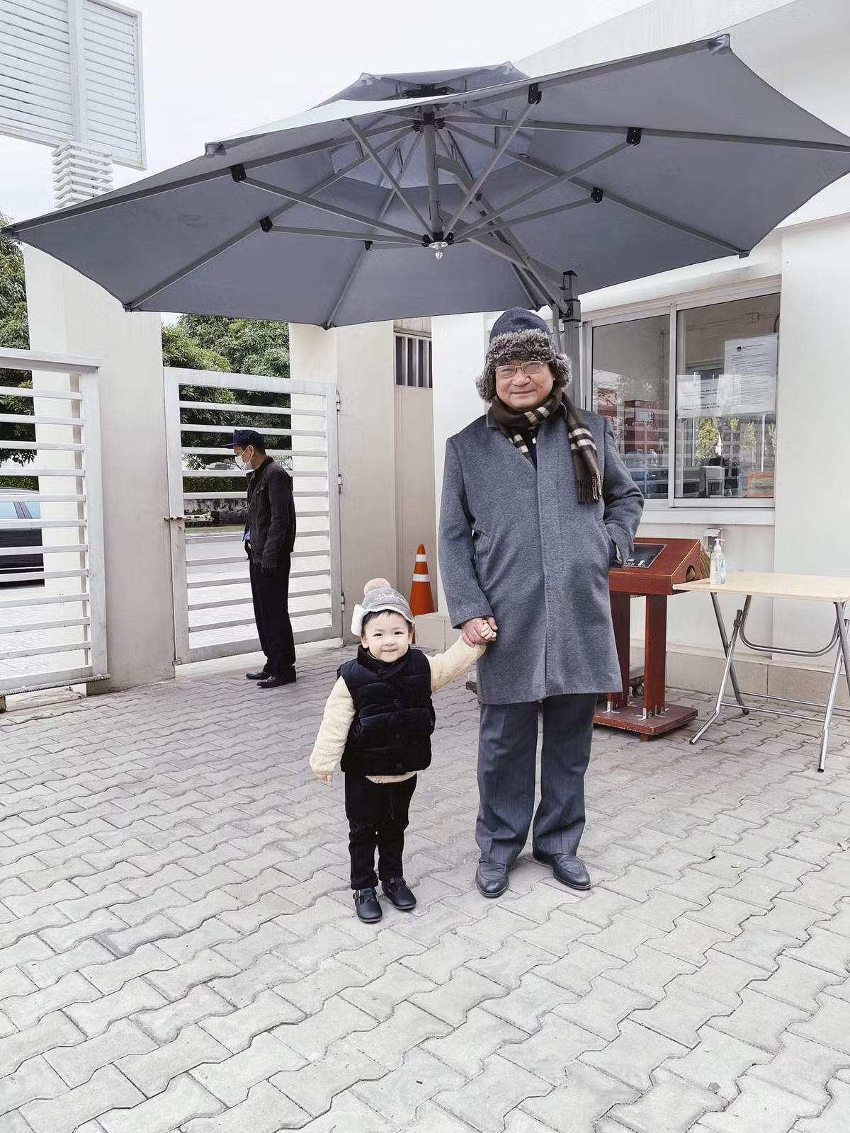 Á hậu Tú Anh hạnh phúc khoe ảnh con trai ngày đầu đi học. "Buổi sáng mai hôm ấy, một buổi mai đầy sương thu và gió lạnh. Ông tôi âu yếm nắm tay tôi dẫn đi trên con đường dài và hẹp. Con đường này tôi đã quen đi lại lắm lần, nhưng lần này tự nhiên tôi thấy lạ. Cảnh vật chung quanh tôi đều thay đổi, vì chính lòng tôi đang có sự thay đổi lớn: Hôm nay tôi đi học", người đẹp mượn lời văn chia sẻ về cảm xúc của con trai.