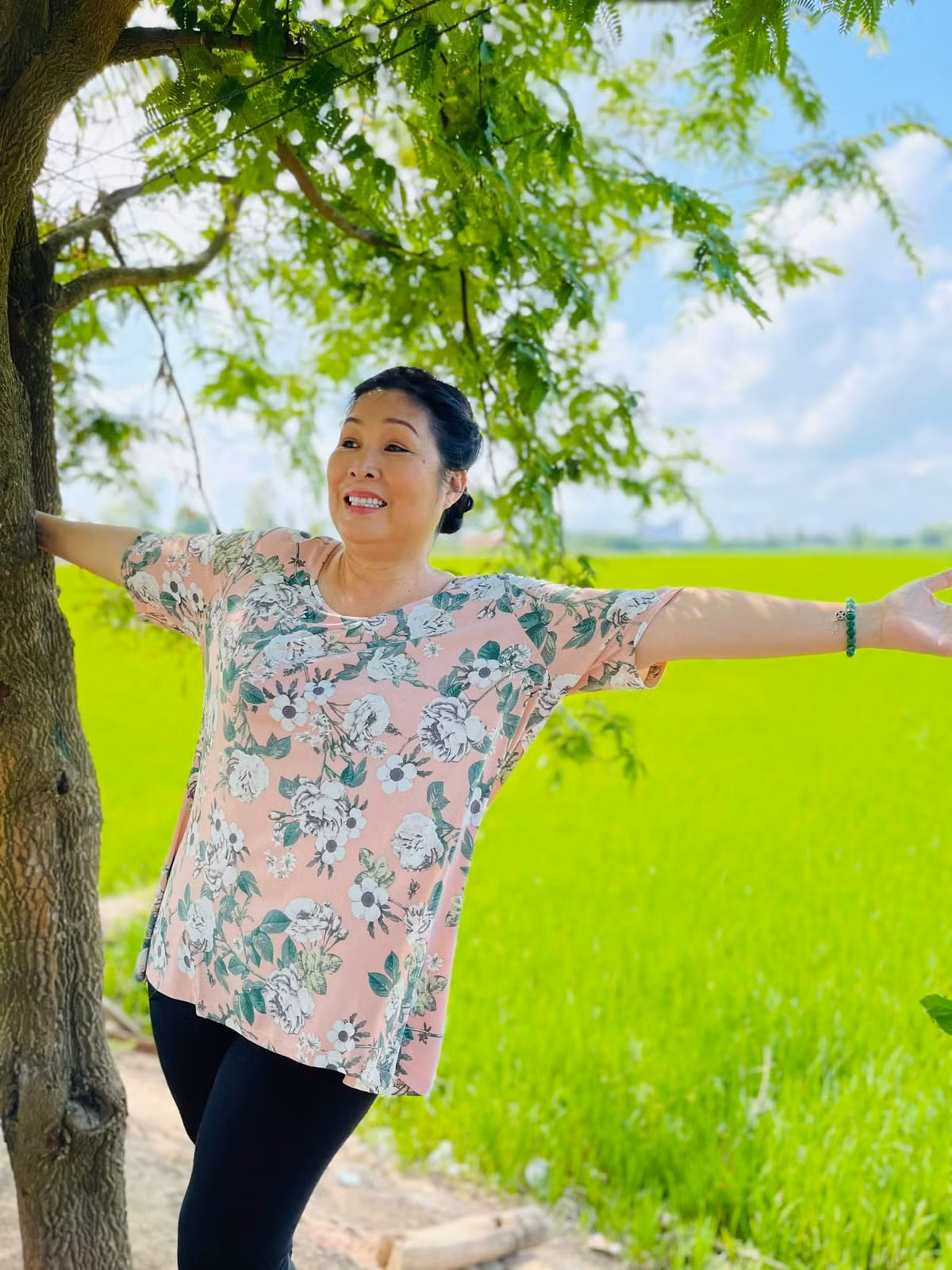 Sao Việt Hồng Vân tự hỏi: "Bao giờ thì mọi thứ trở lại bình yên?".