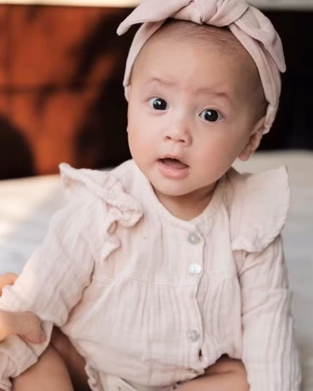 Bé Lisa luôn rất hào hứng được mẹ Hồ Ngọc Hà làm điệu mỗi ngày chụp hình kỷ niệm.