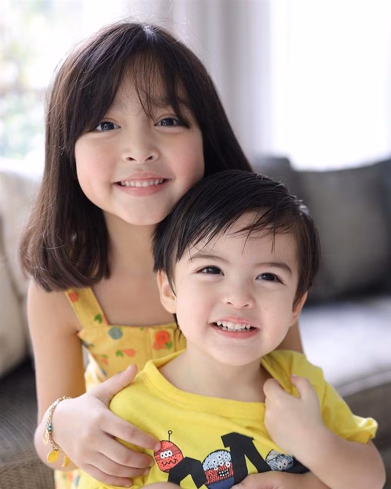 Cô bé đắt show chụp ảnh tạp chí, quảng cáo cho các thương hiệu thời trang, đồ dùng trẻ em với mức cát-xê còn cao hơn cả mẹ. Hai vợ chồng lập tài khoản ngân hàng để gửi tiền của con gái và trao lại khi con trưởng thành.