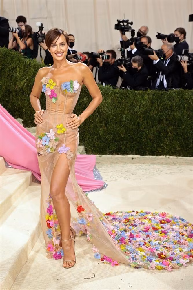 Irina Shayk như một nàng tiên hoa trong bộ đầm vải sheer của Moschino.