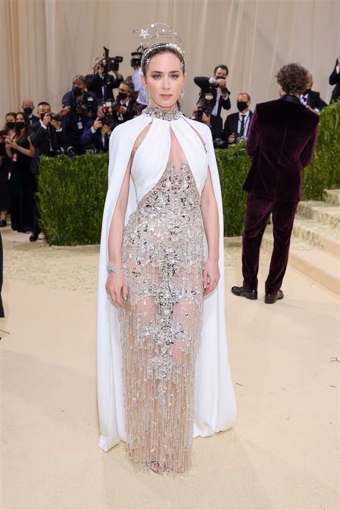 Emily Blunt cũng chọn đầm xuyên thấu nhưng kín đáo hơn đôi chút. Phụ kiện tóc biến nữ diễn viên "Quiet Place" trở thành một nữ thần.