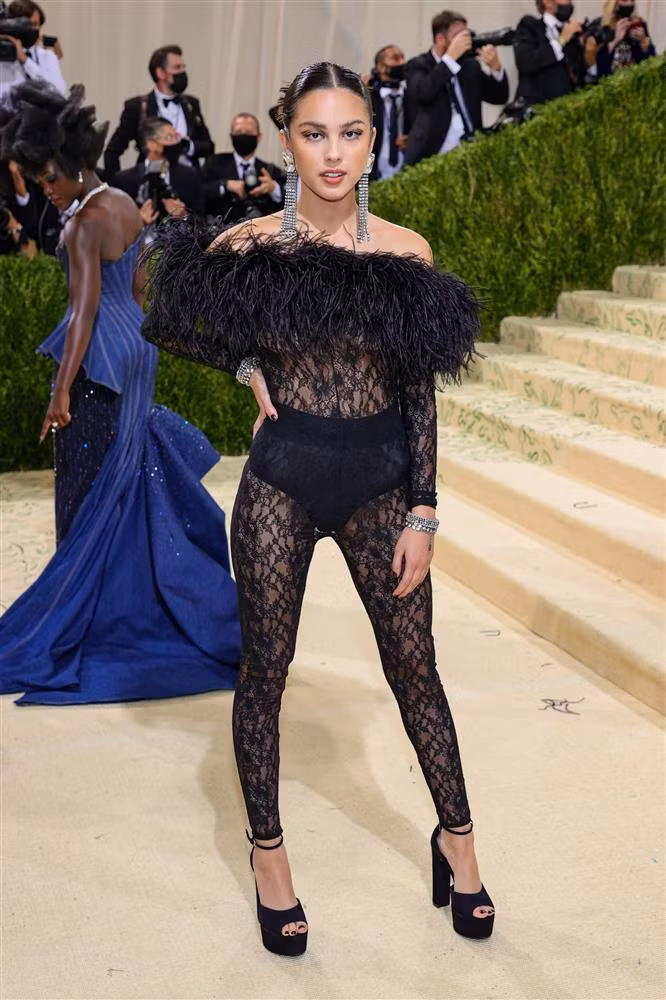 Olivia Rodrigo - người vừa "đại thắng" 3 giải tại MTV VMAs hôm qua chọn bộ đồ ren xuyên thấu Saint Laurent lộ nội y già chát trên thảm đỏ Met Gala 2021.