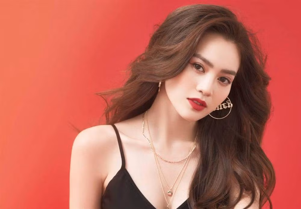 Còn với 2 thành viên nữ là Ninh Dương Lan Ngọc và Thúy Ngân, Karik tạm thời "ém hàng" và công bố đến chiều nay sẽ mang ra "xử".