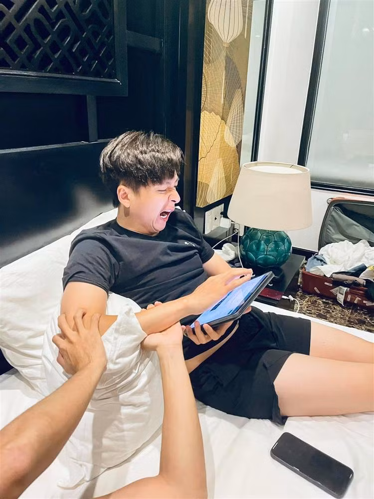 br/> Mới đây, trên trang cá nhân, Karik đăng tải loạt ảnh "dìm hàng" dàn cast Running Man. Những thành viên "dính đạn" đầu tiên là Ngô Kiến Huy, Jun Phạm, Trường Giang, Liên Bỉnh Phát, Trương Thế Vinh.