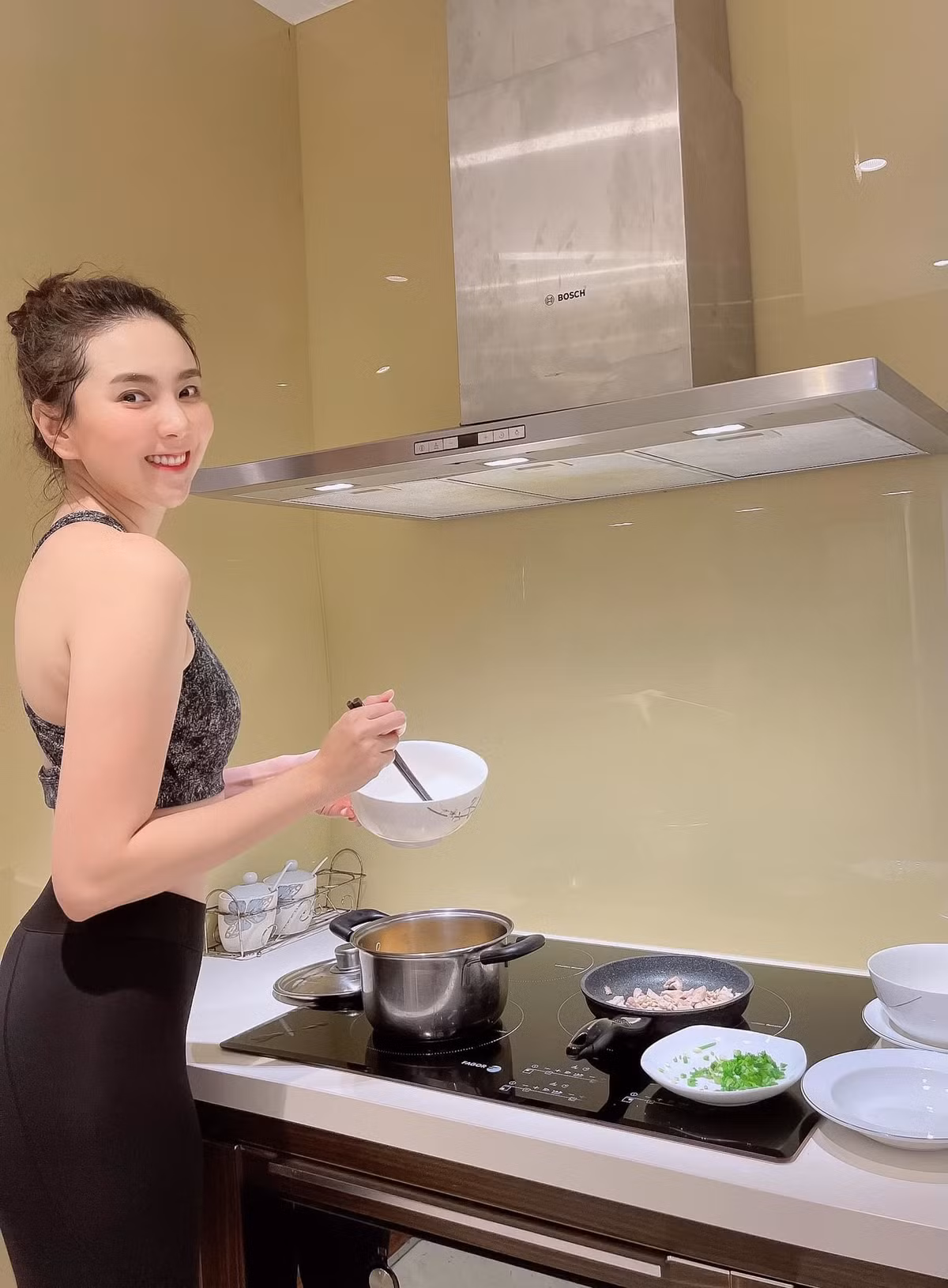 BTV Mai Ngọc nấu ăn sau khi tập thể dục.