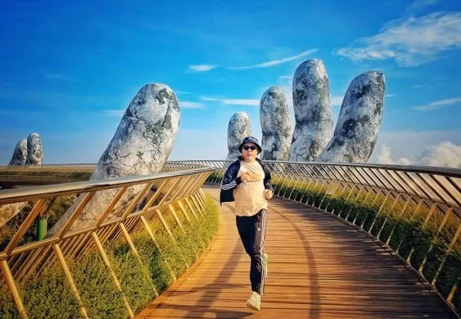 Nhạc sĩ Huy Tuấn khoe khoảnh khắc chạy bộ trên Cầu Vàng - một trong những biểu tượng của TP.Đà Nẵng.