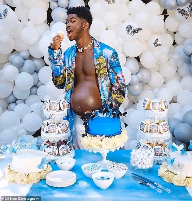Sau Met Gala, Lil Nas X còn chuẩn bị hẳn 1 bữa tiệc hoành tráng và rực rỡ để chào đón "em bé" sắp chào đời. Khoe bụng bầu lần 1 thì hay nhưng khoe kiểu này thì hơi "lố" mất rồi!