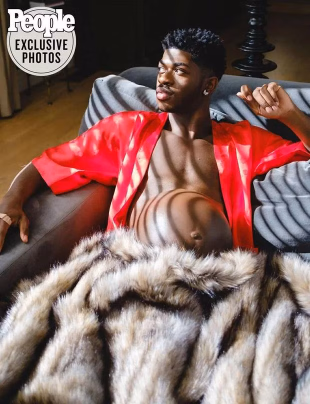 Chưa hết, sau Met Gala, mới đây ngày 15/9, Lil Nas X lại tiếp tục "đánh úp" dân tình với loạt ảnh bụng to vượt mặt. Chỉ sau 2 ngày, nam rapper đã chia sẻ hình ảnh ôm bụng bầu to bự như thể sắp "đi đẻ" đến nơi. Người hâm mộ cũng đành bất lực với chiếc bụng "khắc xuất khắc nhập" của nam rapper 9X.