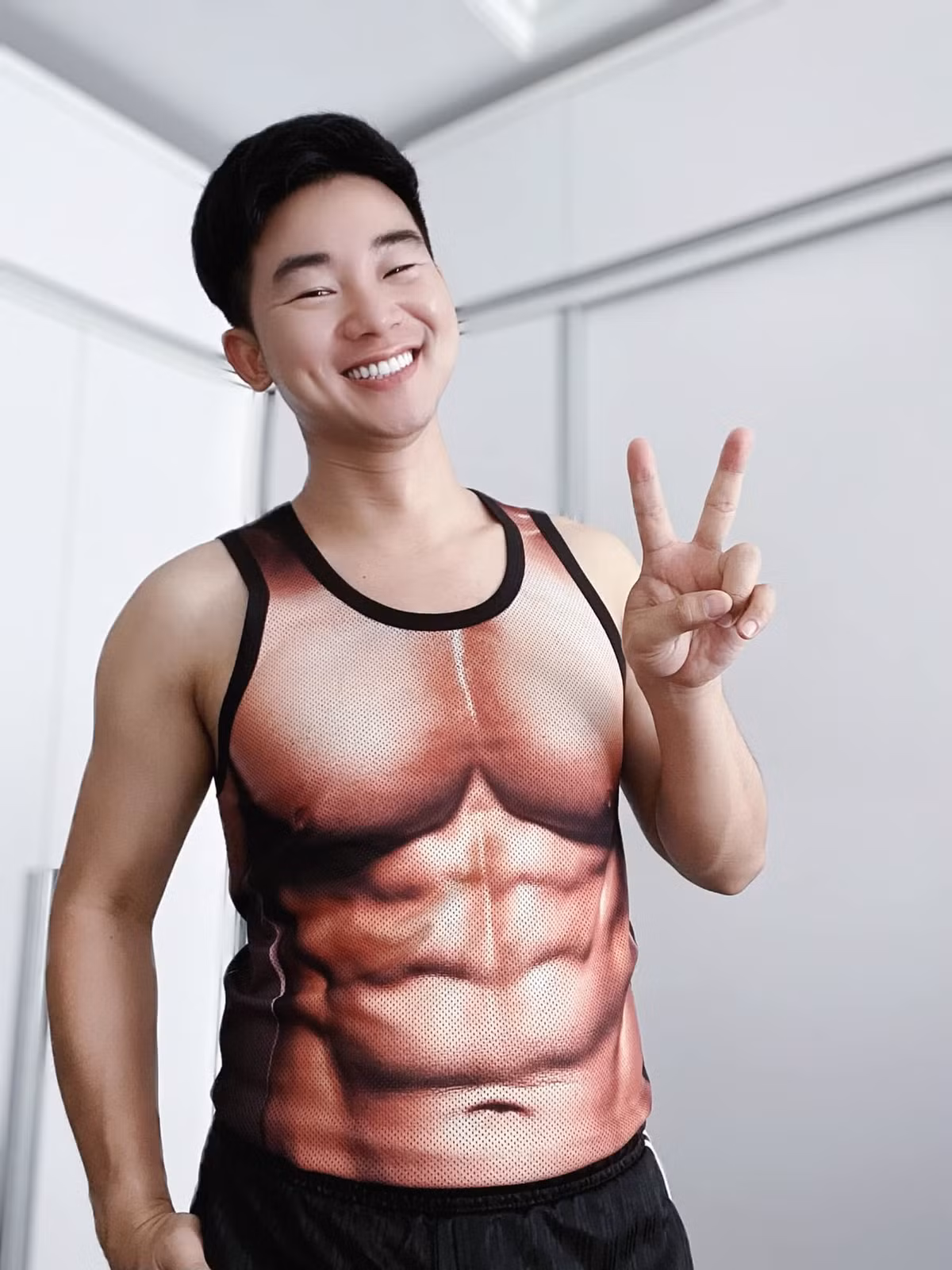 Ca sĩ Việt Tú có 6 múi nhờ áo "độc".