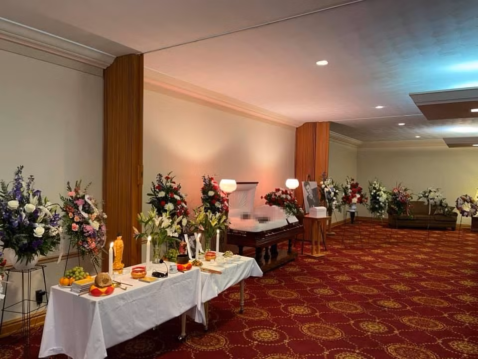Chia sẻ một số hình ảnh từ nhà quàn Kutis Funeral Home (thành phố St. Louis, bang Missouri), ca sĩ Hàn Thái Tú nhắn nhủ: "Tươm tất rồi, ba mẹ ở quê nhà an lòng, các cháu an lòng, anh chị em thân hữu của Long an lòng".