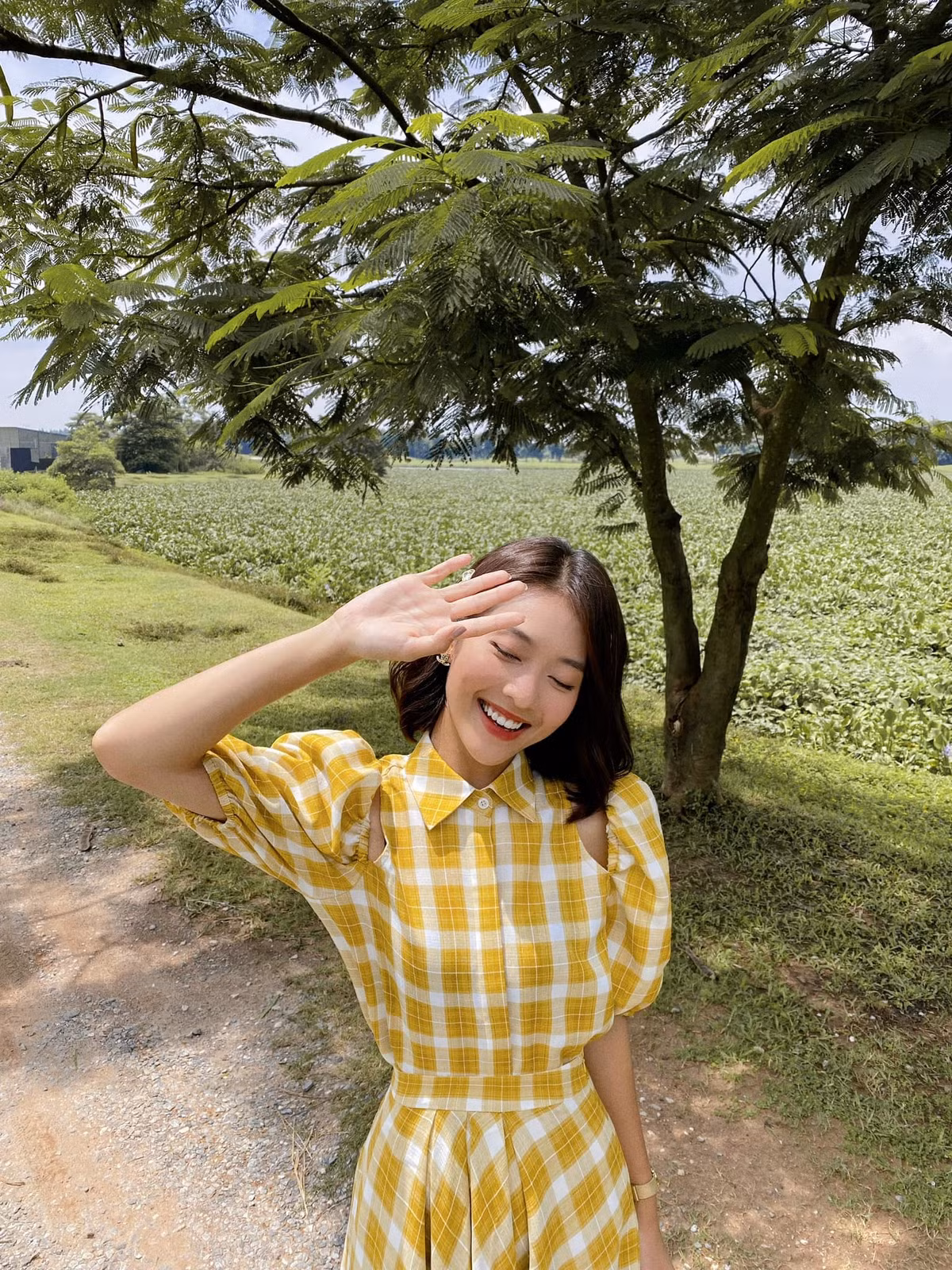 11 tháng 5 ngày là dự án phim ngoài Bắc đầu tiên mà Khả Ngân tham gia. Thời gian đầu khi ra Hà Nội đóng phim, môi trường sống và khí hậu thay đổi, cùng với những áp lực nhập vai Tuệ Nhi đã khiến Khả Ngân bị suy nhược cơ thể. Nữ diễn viên khẳng định, khán giả thấy mình gầy không phải vì cô giảm cân cho đẹp mà do bị sụt cân quá nhanh.