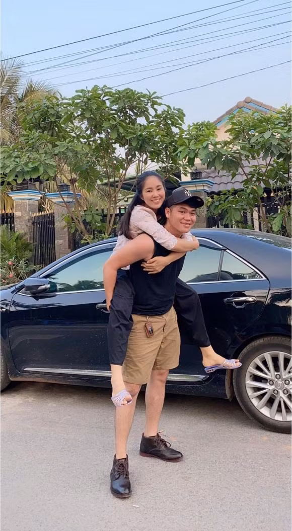 Lê Phương được chồng trẻ cõng. 