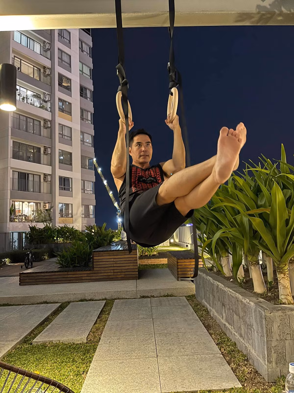 Trung Dũng tập vòng xà tay tại nhà.