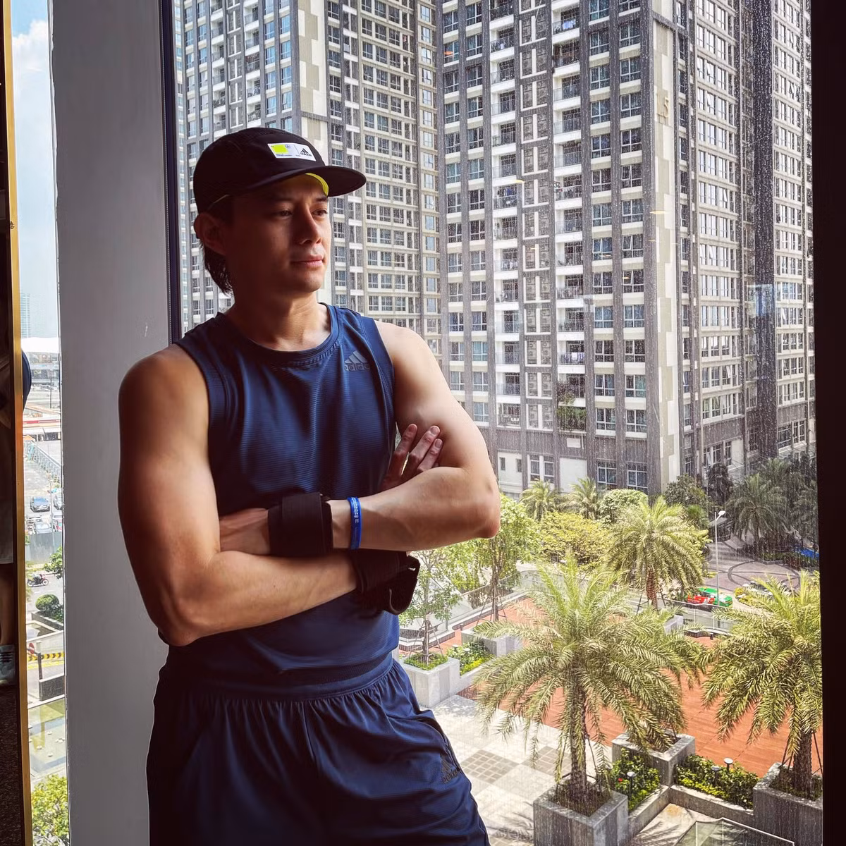 Anh Dũng tập gym tại nhà.