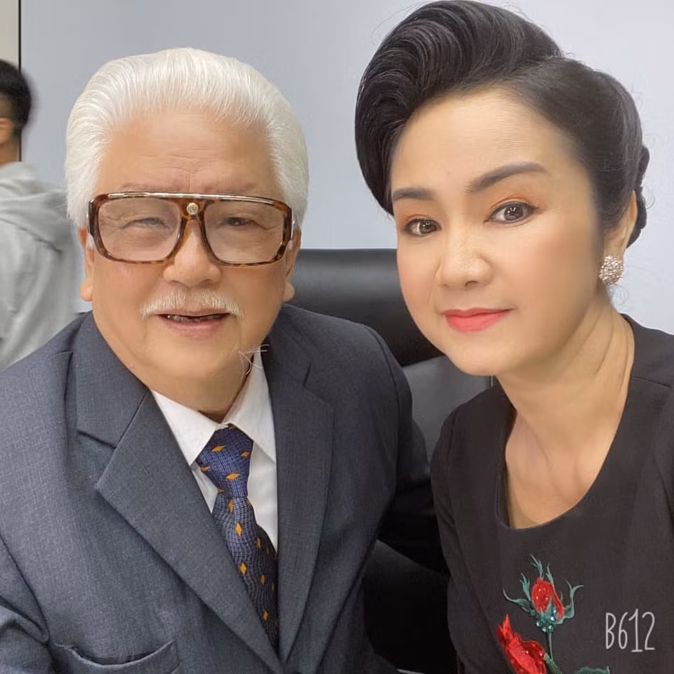 Trên phim, NSƯT Đức Trung - 81 tuổi vào vai bố chồng của NSND Thu Hà. "Ông tuyệt vời lắm! Lúc nào cũng bảo hôm nay làm tốt để về nhanh xem phim với bà ấy ở nhà!", nữ diễn viên chia sẻ về NSƯT Đức Trung.