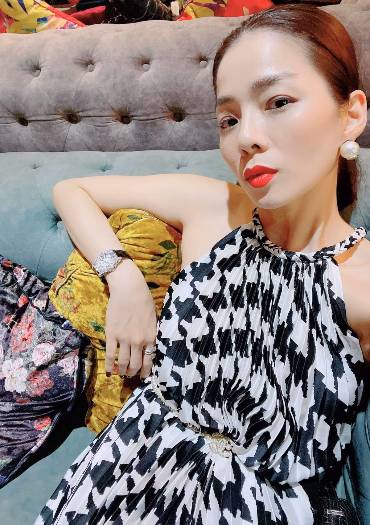 Lệ Quyên ở nhà vẫn lộng lẫy.