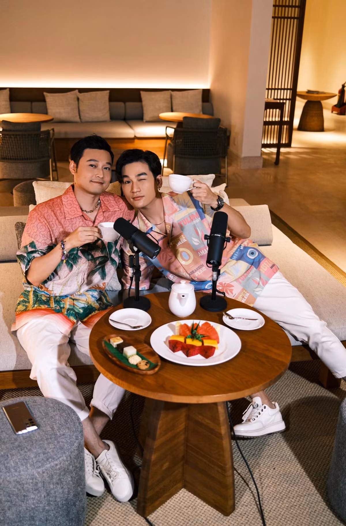 Quang Vinh thân thiết bên Ali Hoàng Dương.