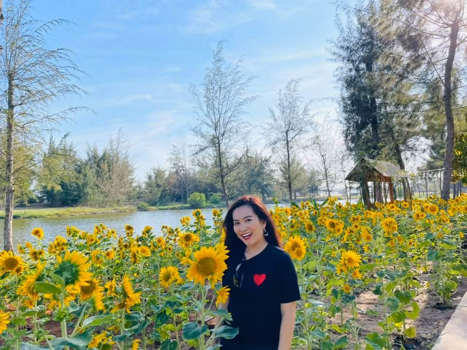 Vợ diễn viên Bình Minh xinh tươi bên hoa hướng dương.