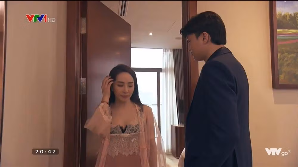 Cô đầu tư mạnh tay với đa dạng váy ngủ lụa trơn hoặc pha ren cực kỳ gợi cảm khi đảm nhận vai Nhã "tiểu tam".