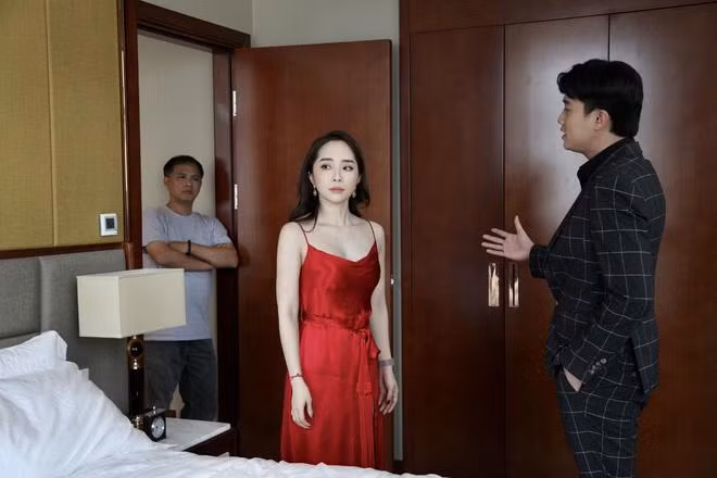 Quỳnh Nga trong "Về Nhà Đi Con" được khán giả đánh giá cao khi luôn cập nhật xu hướng thời trang mới nhất và biết cách phối đồ rất sang, kể cả với trang phục ở nhà.