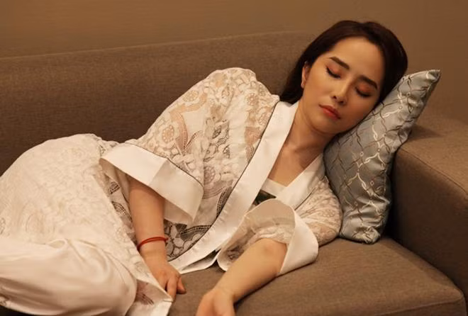 Với nhân vật này, Quỳnh Nga cố tình chọn những bộ váy sexy để quyến rũ Vũ (Quốc Trường).