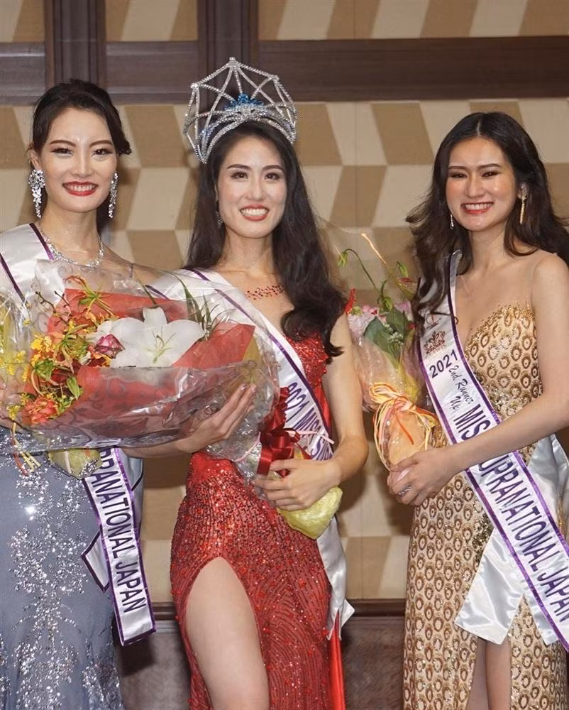 Vòng chung kết cũng là phần thi bikini và trả lời ứng xử của các thí sinh xuất sắc nhất Hoa hậu Siêu quốc gia Nhật Bản 2021 được diễn ra. Nói là xuất sắc nhất vì đây là những thí sinh được tuyển chọn để tìm ra ngôi vị hoa hậu. Và ngay cả vị trí hoa hậu và 2 á hậu cũng gây khó hiểu bởi dung mạo bị cho là kém sắc, hình thể kém thu hút.