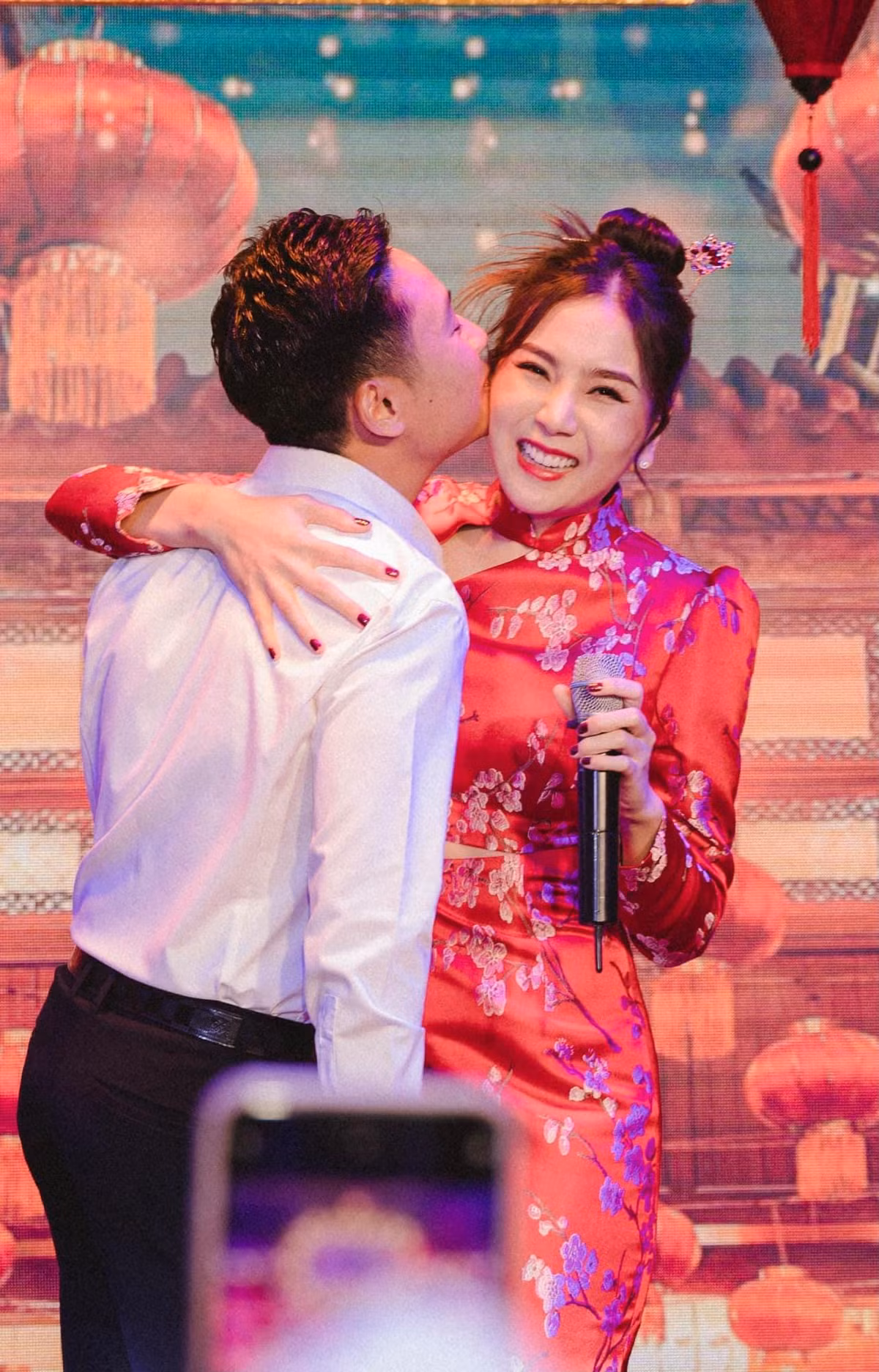 MC Mai Ngoc VTV dang anh tinh cam voi chong thieu gia
