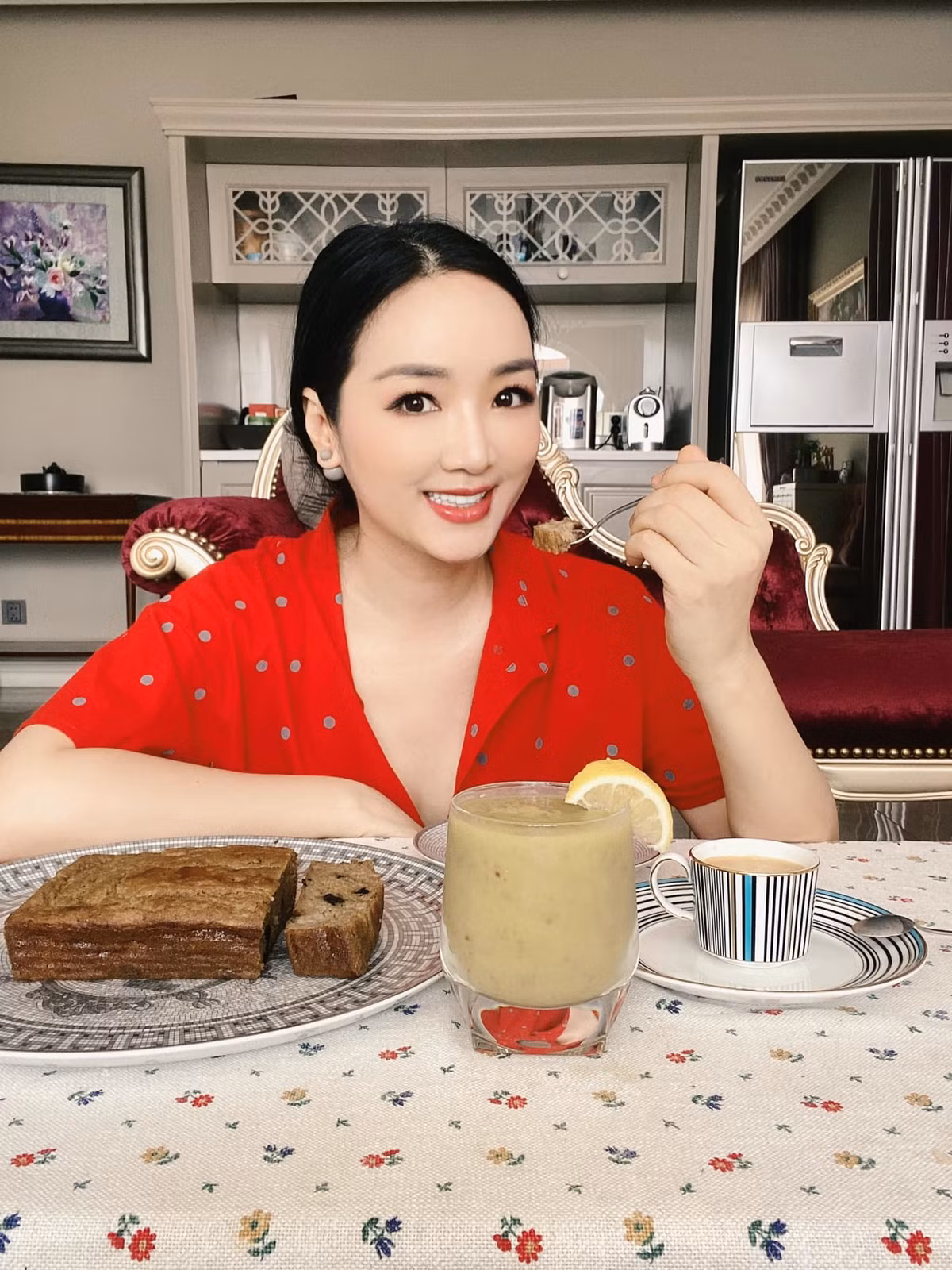 Giáng My thảnh thơi thưởng trà bánh mỗi chiều.