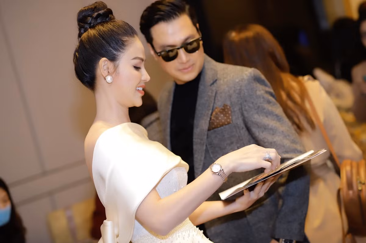 Nữ diễn viên sinh năm 1990 chọn chiếc đầm hở lưng gợi cảm khi xuất hiện cùng Việt Anh và Hồng Diễm trong buổi ra mắt phim 'Hướng dương ngược nắng'.