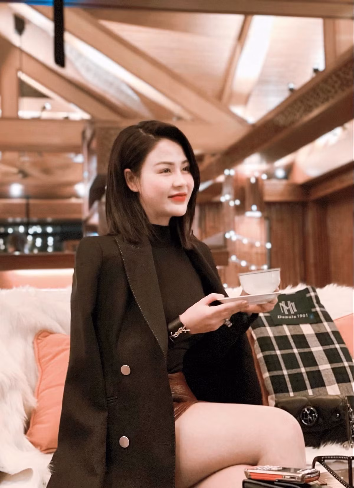 Bà mẹ một con diện đồ sexy và hợp mốt kết hợp với những mắt kính sành điệu khi đi cafe ở những địa điểm sang chảnh.