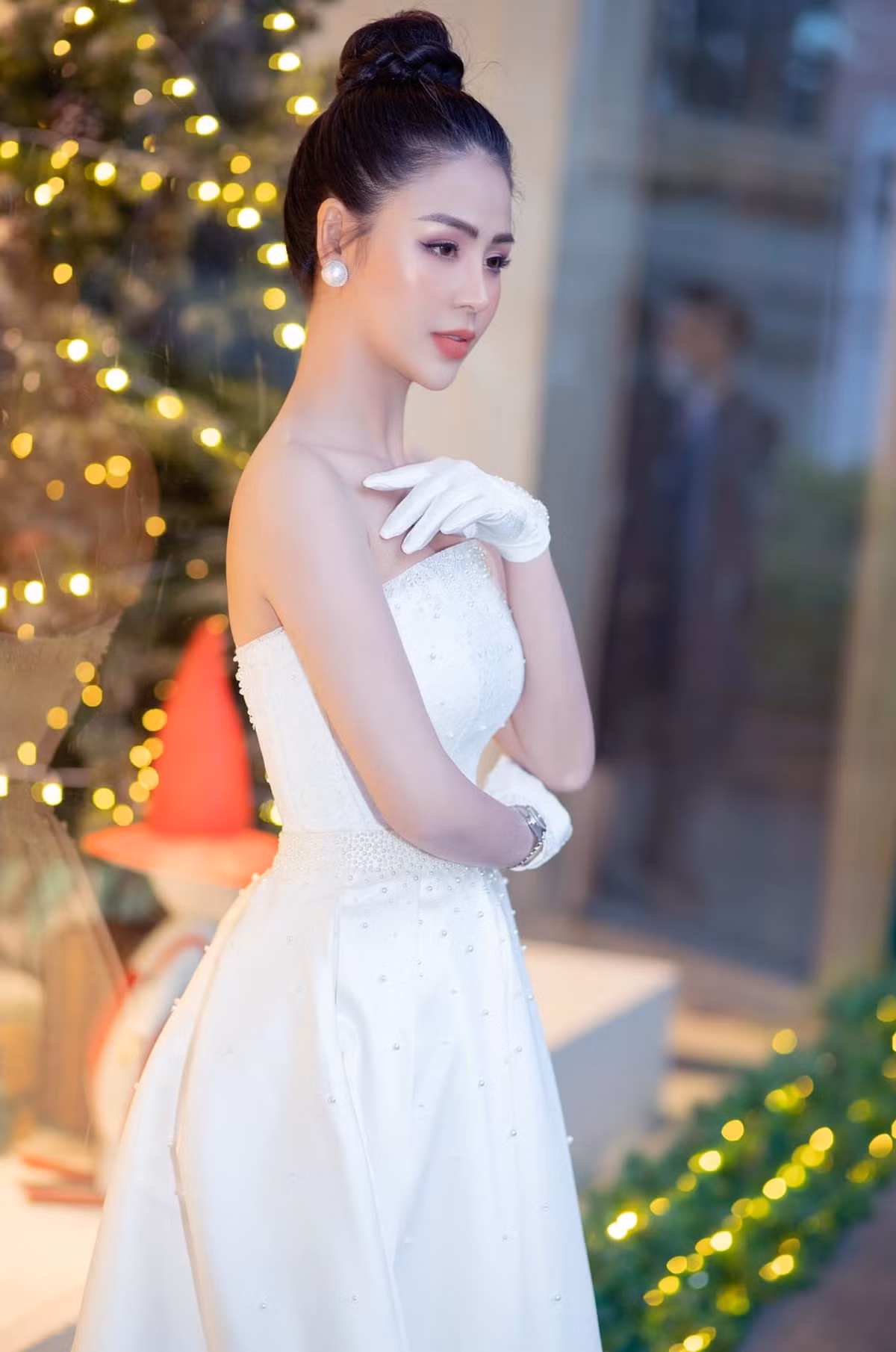 Bà mẹ đơn thân khoe thân hình đồng hồ cát đáng ngưỡng mộ với vòng eo mơ ước trong những bộ đầm quyến rũ. 