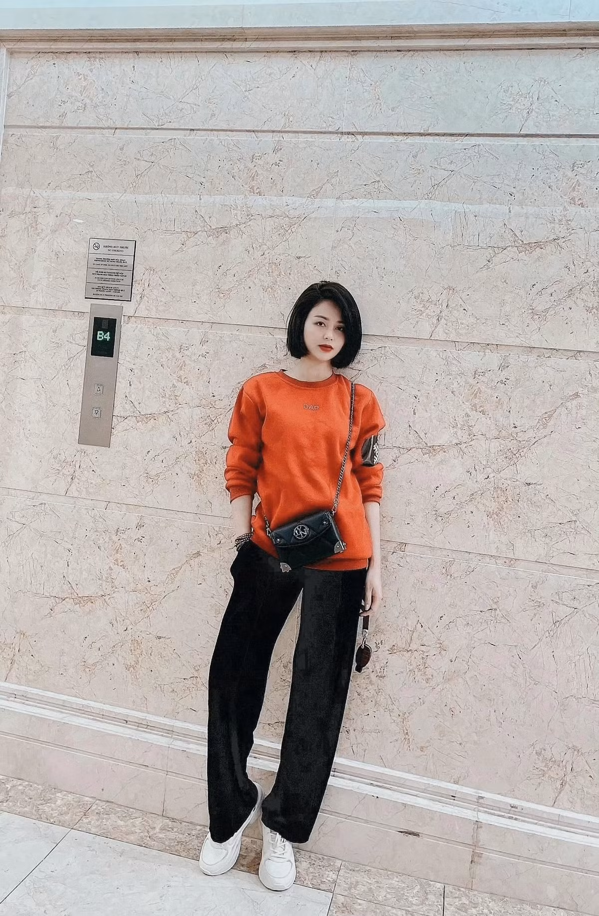 Mới đây nữ diễn viên khoe hàng loạt hình ảnh sang chảnh trong trang phục vô cùng cá tính, thời thượng kết hợp phụ kiện hàng hiệu đắt tiền.