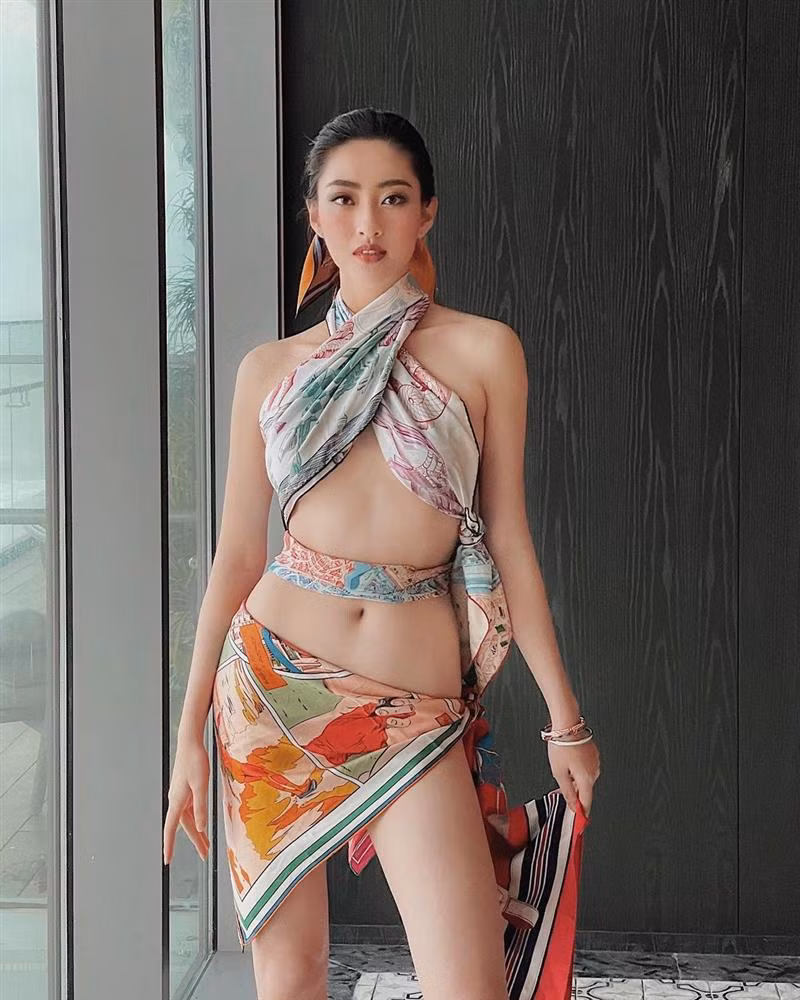 Trước đó, chân dài Cao Bằng còn táo bạo hơn khi dùng những chiếc khăn vuông đắt giá của Hermès làm bikini.