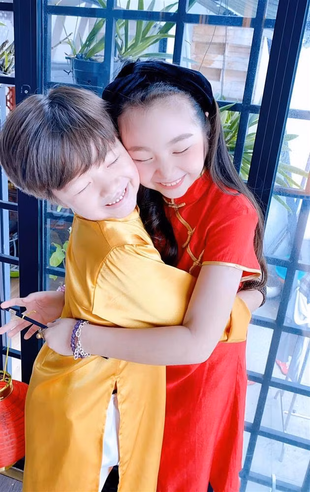 Dưới phần bình luận, ai nấy trầm trồ trước ngoại hình cặp nhóc tỳ của Elly Trần, dự đoán tương lai sẽ là những soái ca, mỹ nữ.