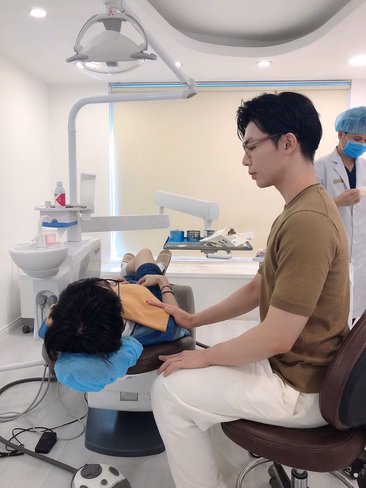 Sáng sớm, Erik đi hơn 10 km đến nhà đưa Đức Phúc đi nhổ răng khôn. Quản lý Erik trêu: "Em ấy tận tình ân cần động viên an ủi anh trai thế này thì đau tới đâu cũng cam lòng phải không Đức Phúc?".