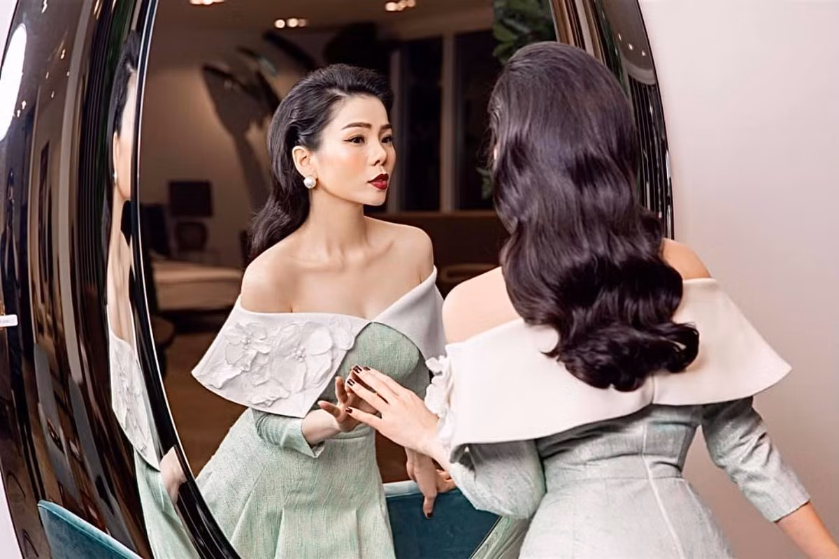 Lệ Quyên viết: "Ai cũng soi gương mỗi ngày. Nhưng không phải lúc nào cũng thấy được mình trong đó".