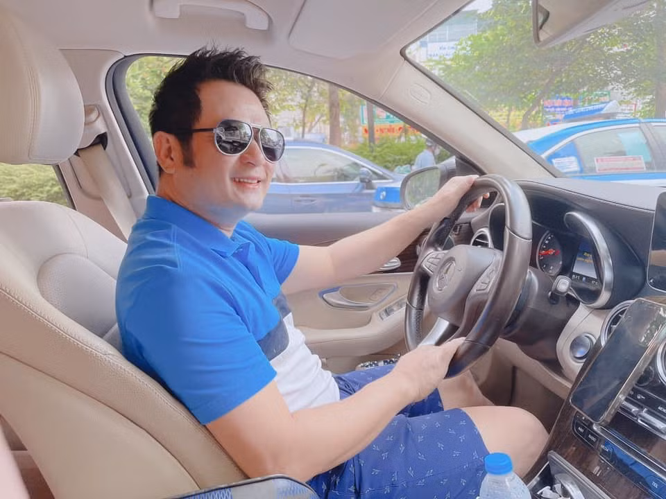 Thèm đánh golf, Bằng Kiều mặc trang phục chơi golf đi loanh quanh cho đỡ buồn.