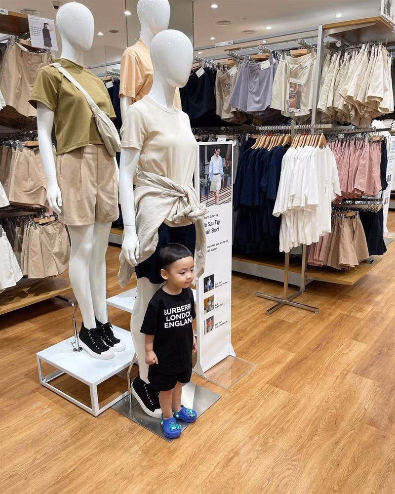 Vẻ đáng yêu của nhóc tỳ khi đi shopping cùng mẹ.