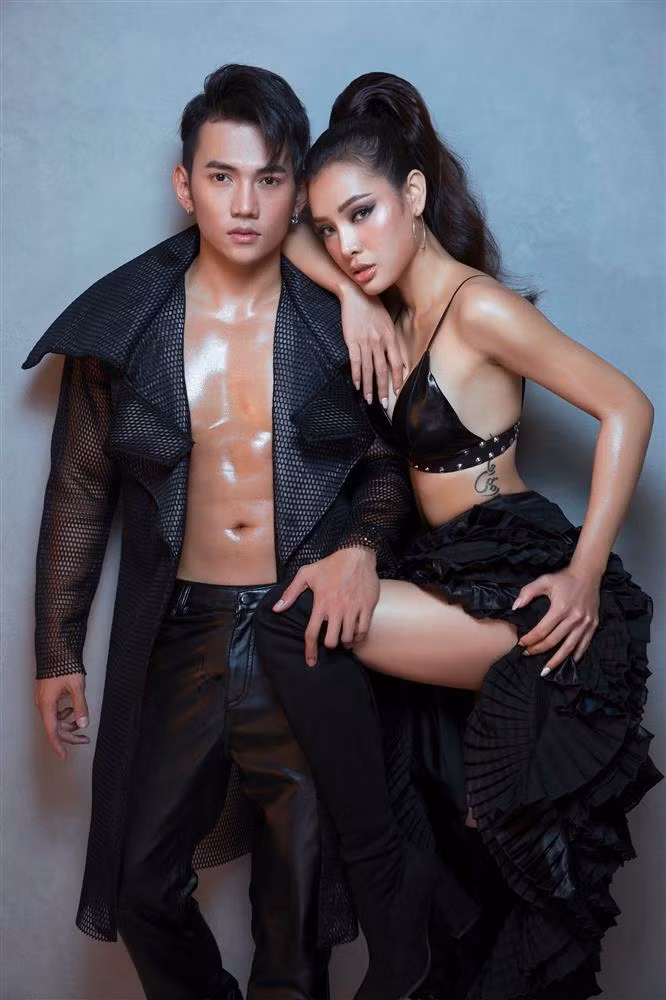 Phương Trinh Jolie - Lý Bình từng thực hiện nhiều bộ ảnh nức lòng người hâm mộ với những màn show body khét lẹt.