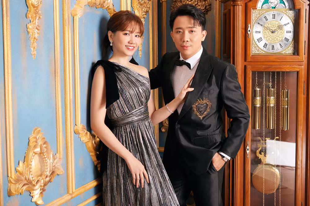 Đứng bên nhau, Trấn Thành và Hari Won càng nổi bật trước background nội thất cổ điển. Cặp đôi không cần diễn mà trao cho nhau những cử chỉ tình tứ, lãng mạn.