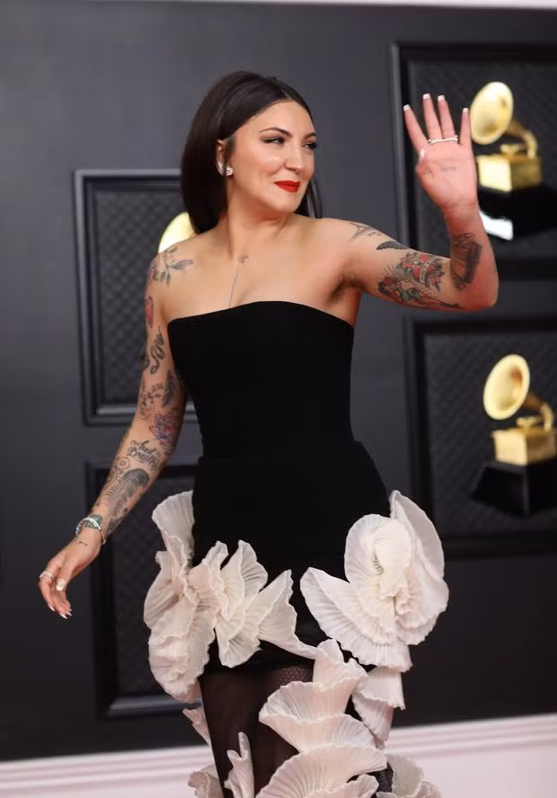 Trên siêu thảm đỏ Grammy 2021, cô bạn thân từng hôn môi Selena Gomez mùi mẫn - nữ ca sĩ Julia Michaels đã làm công chúng và giới truyền thông ngã ngửa với màn khoe lông nách đi vào lòng người.