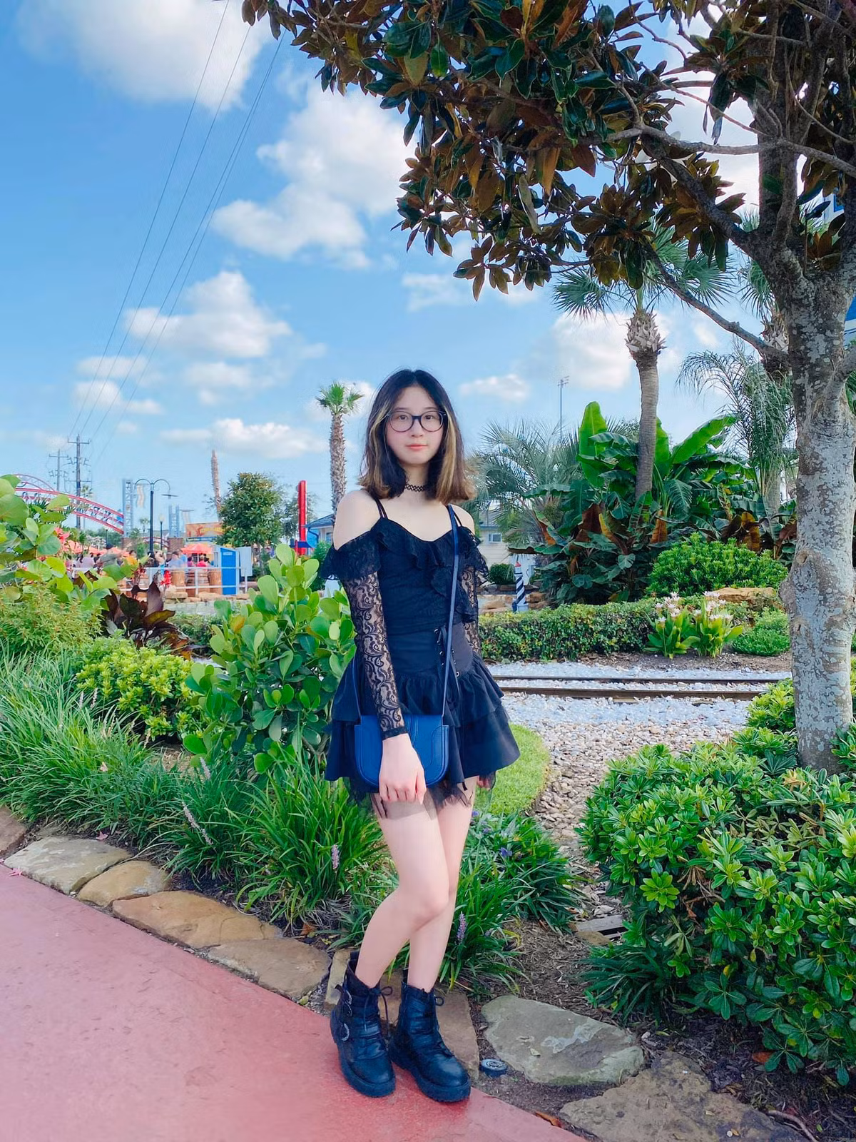 Bảo Ngọc diện trang phục cá tính, khoe lợi thế đôi chân dài và làn da trắng sáng.