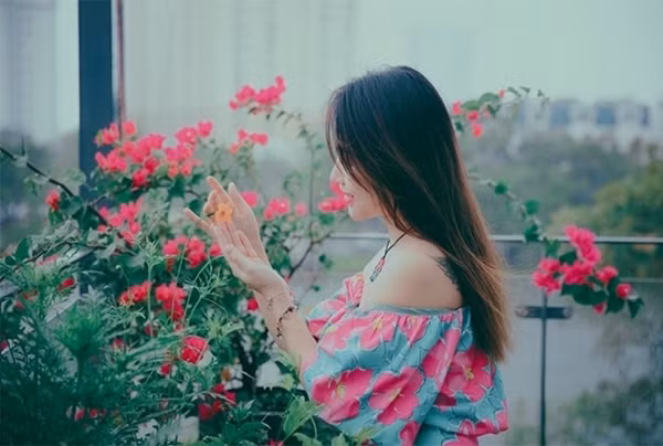 Vân Hugo tên thật là Nguyễn Thanh Vân, sinh năm 1985. Cô lần đầu xuất hiện trong phim Nhật ký Vàng Anh. Cô được biết đến rộng rãi qua vai trò MC của chương trình Vui cùng Hugo. Tiếp nối thành công đó, Thanh Vân dẫn dắt nhiều chương trình như Chúc bé ngủ ngon, Đường lên đỉnh Olympia, Vì bạn xứng đáng,... Cô khẳng định tên tuổi qua nhiều bộ phim truyền hình như Giả sử, Hoa nở trái mùa,...